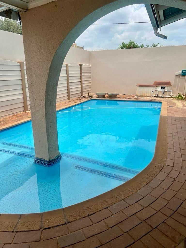 Modern Home with Pool — Ext 3