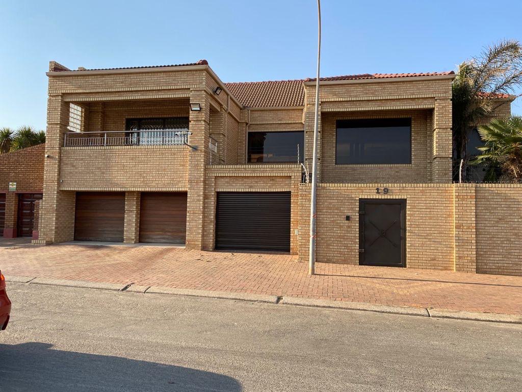 5 Bedroom with Study — Ext 7
