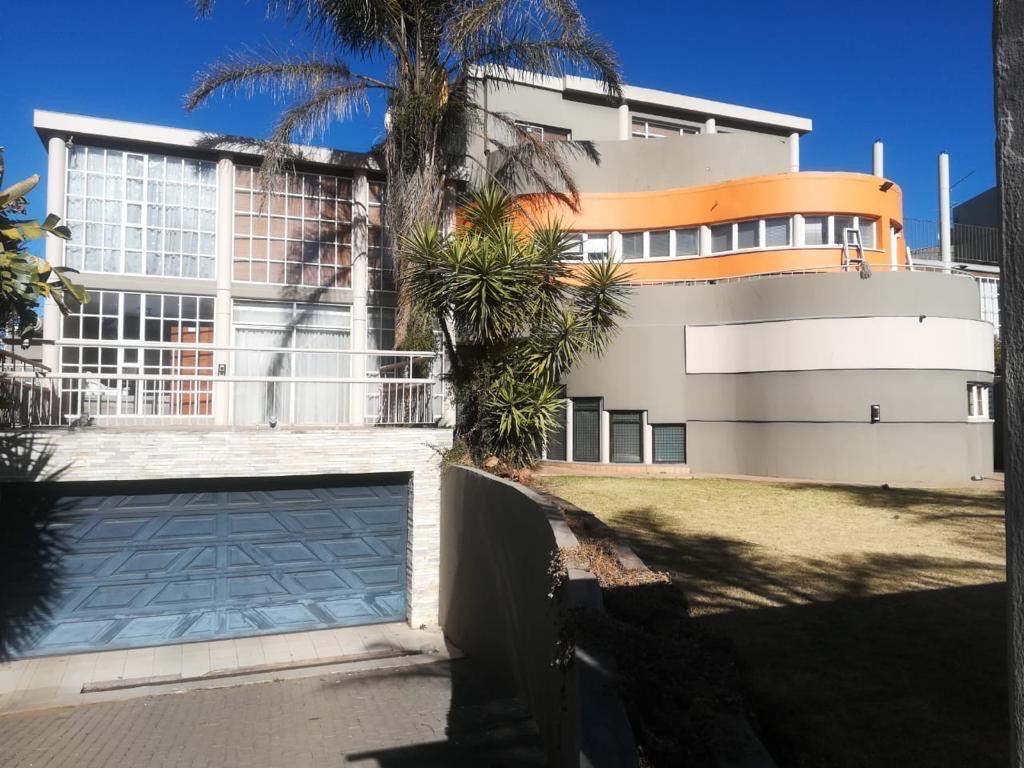 22 Goud Crescent — Pool & Basement